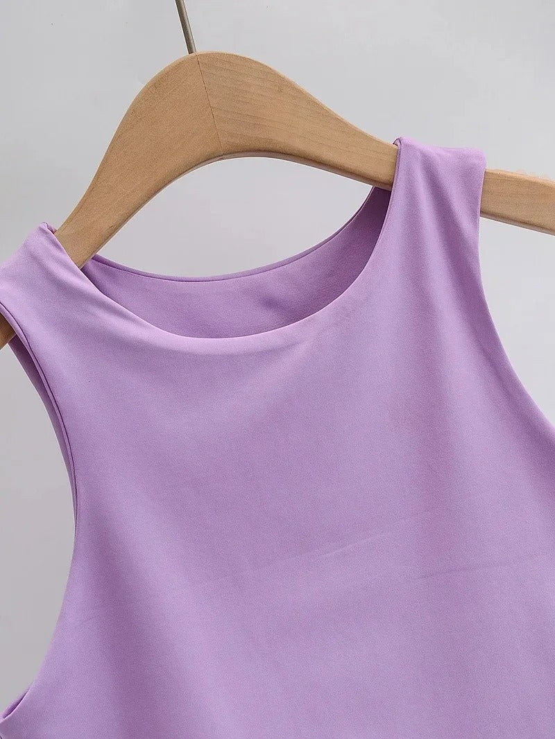 Kvinner slim fit tanktopp i fokus, fremhever den figurnære passformen og elegante o-halsen.