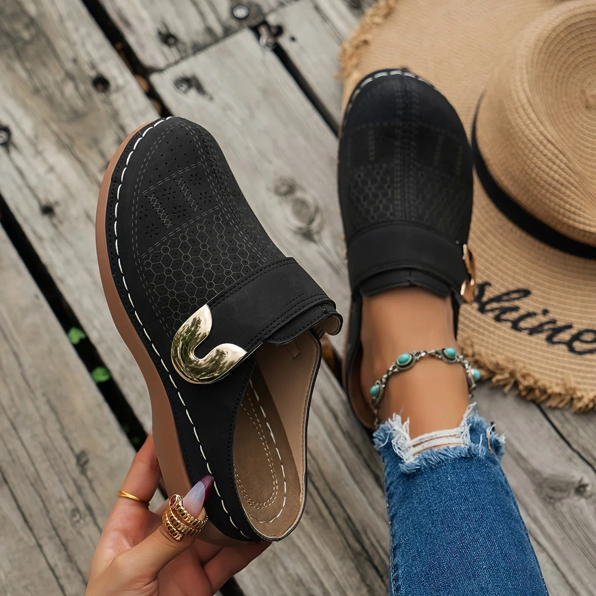 Stilige kilesandaler for kvinner, elegante sommersko med enkel slip-on design.