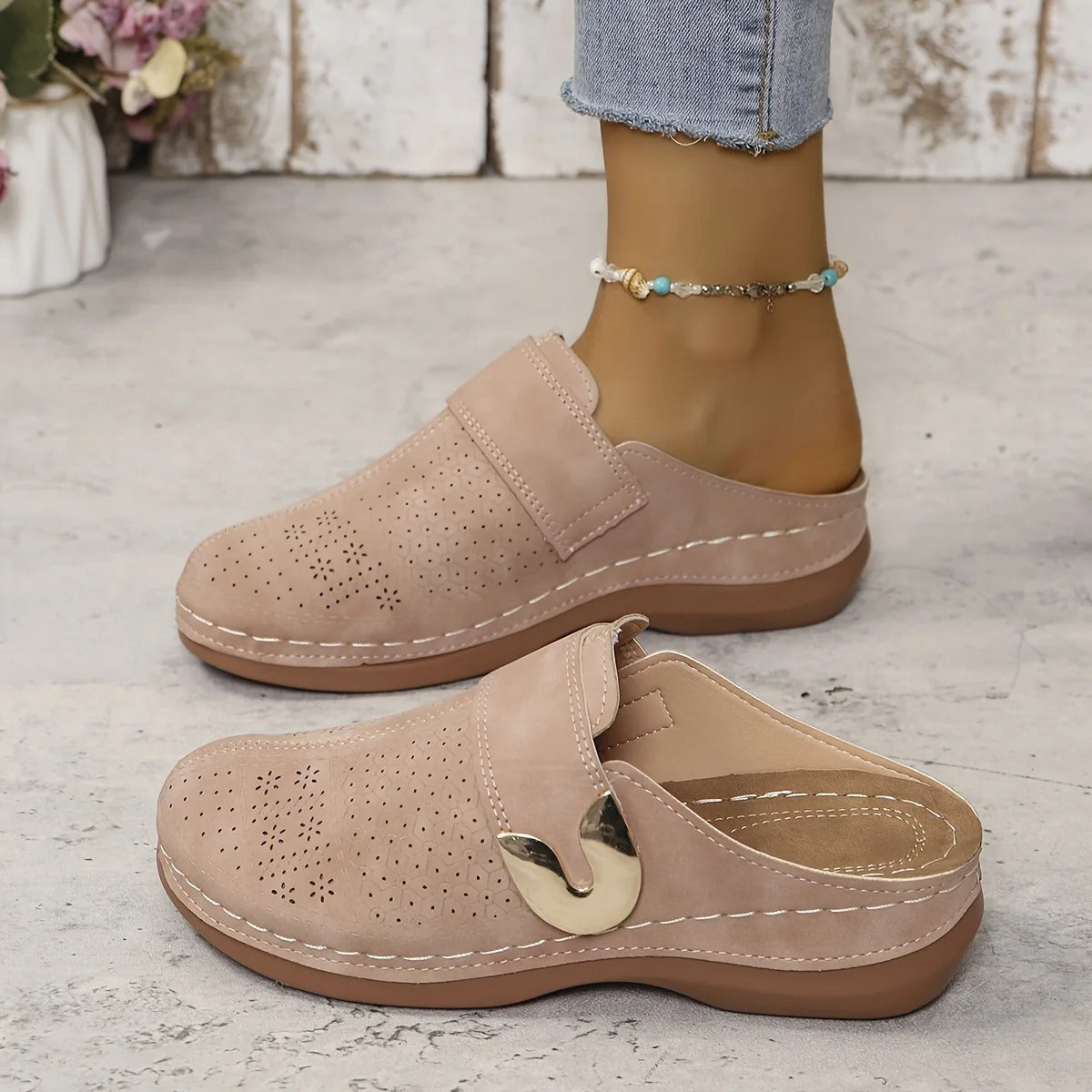 Moderne kvinner kilesandaler i slip-on stil, ideelle sommersko for en avslappet look.