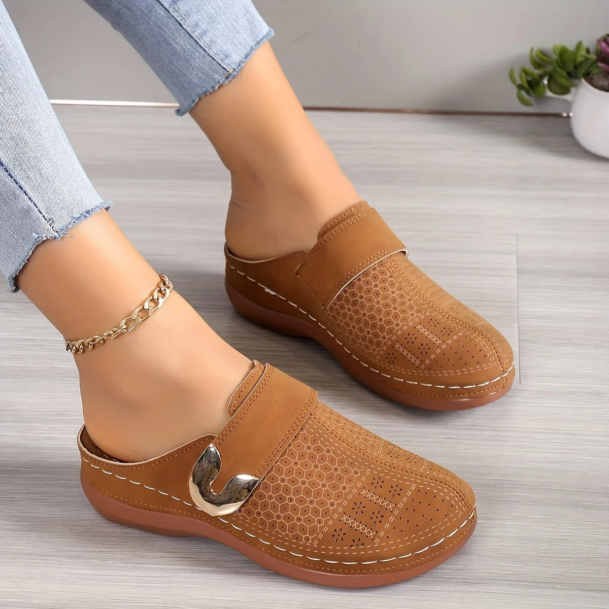 Slip-on kilesandaler med elegant plattformhæl, komfortable damesko til sommerbruk.