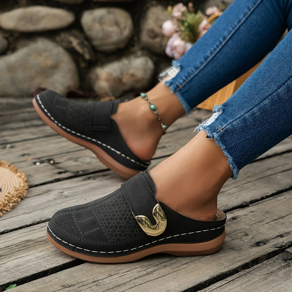 Komfortable kilesandaler med medium plattform, stilige slip-on damesko for sommeren.