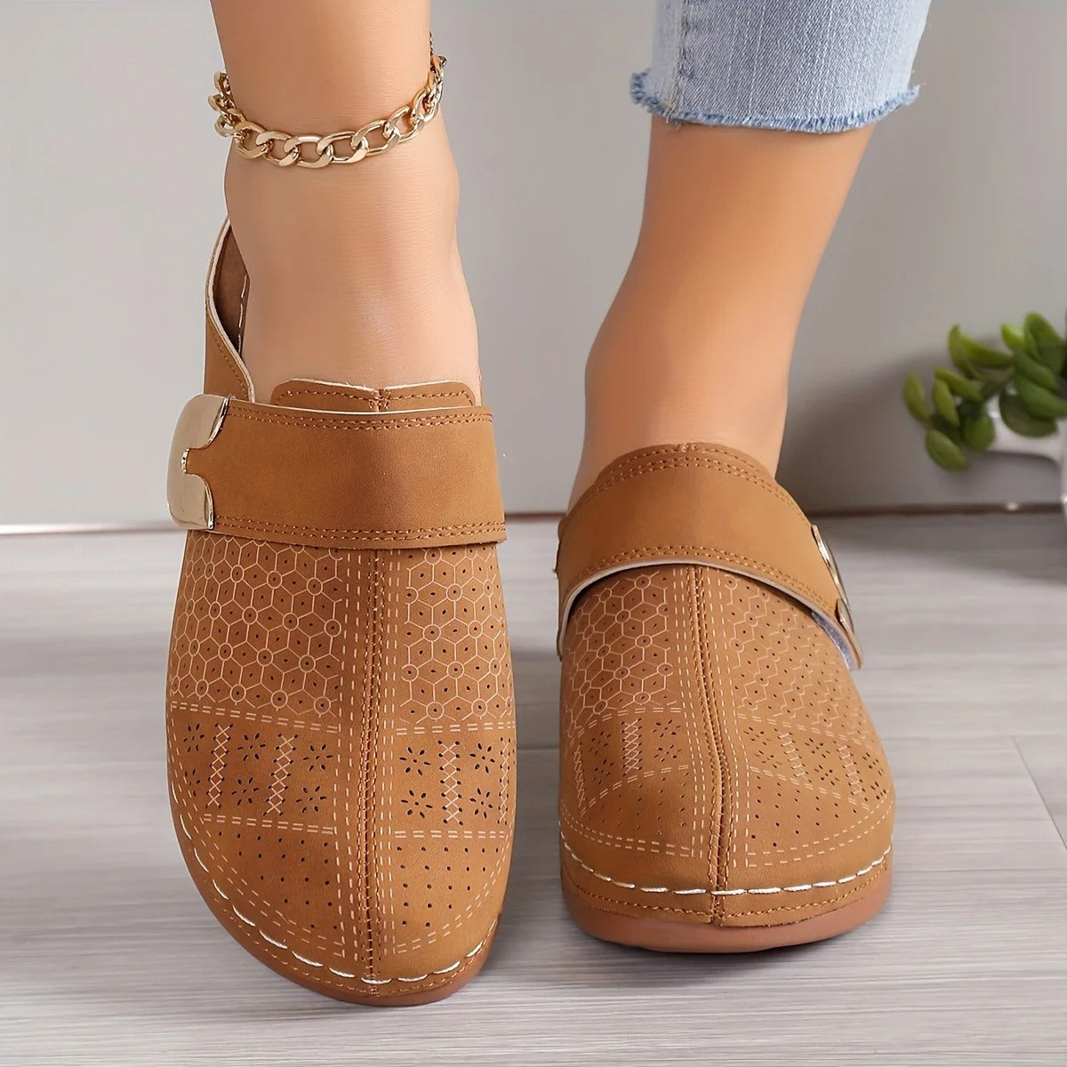 Nærbilde av slip-on kilesandaler, detaljer av komfortabelt og stilrent fottøy for kvinner.