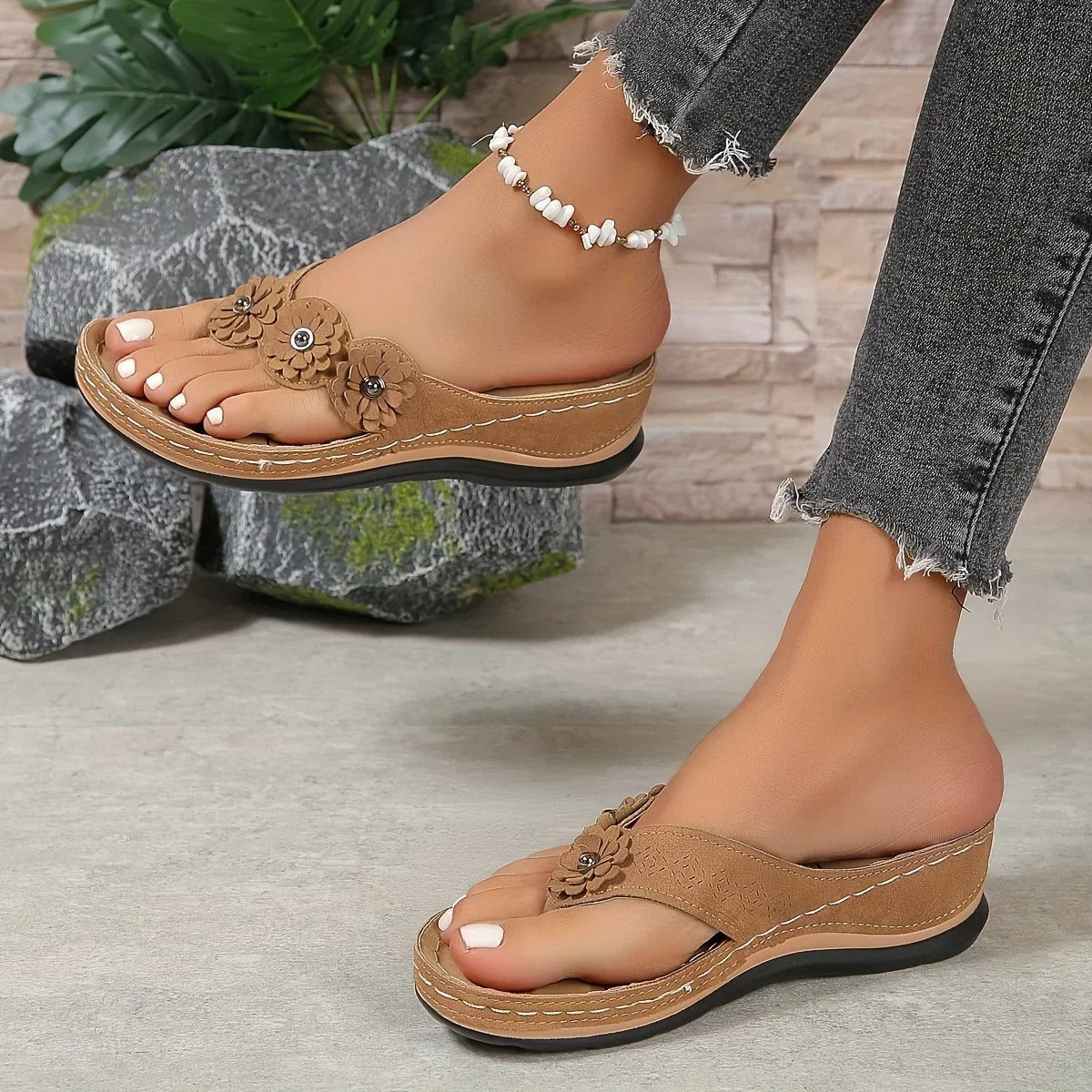Lettvektige flats slip-on sandaler for kvinner; komfortable strandtøfler med åpen tå for sommeren.