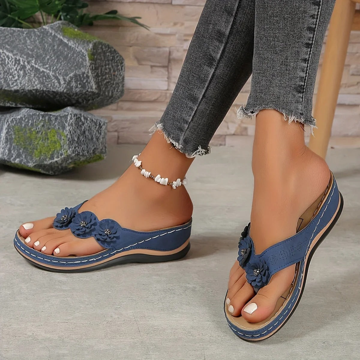 Komfortable og lette kvinner slip-on strandtøfler; perfekte blomstrete sandaler for sommer og ferie.