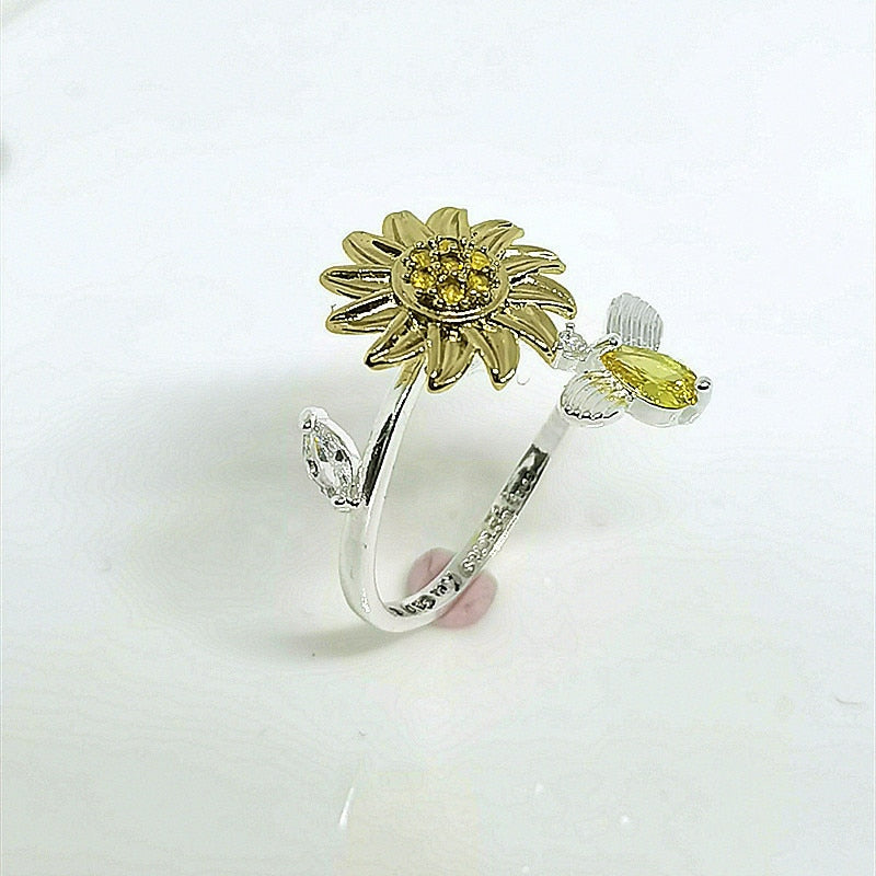 Justerbar solsikke angstring for kvinner. Anti-stress fidget ring designet for fokus og mental ro.