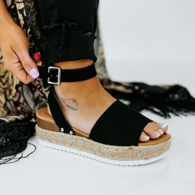 Damessko: Sommerlige espadriller med ankelstropp og kilehæl for en elegant stil.
