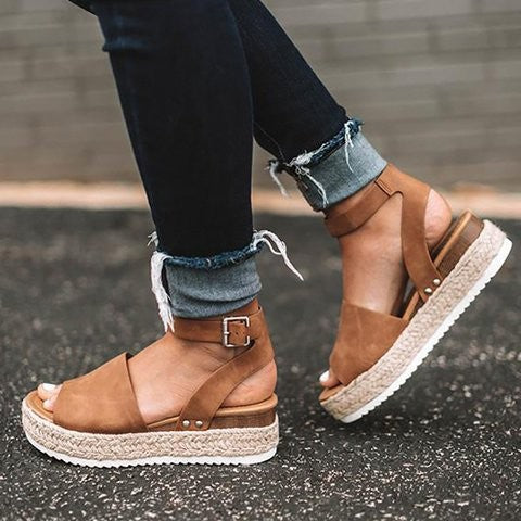 Stilige fritidssko for kvinner. Espadrillesandaler med plattform og ankelstropp.