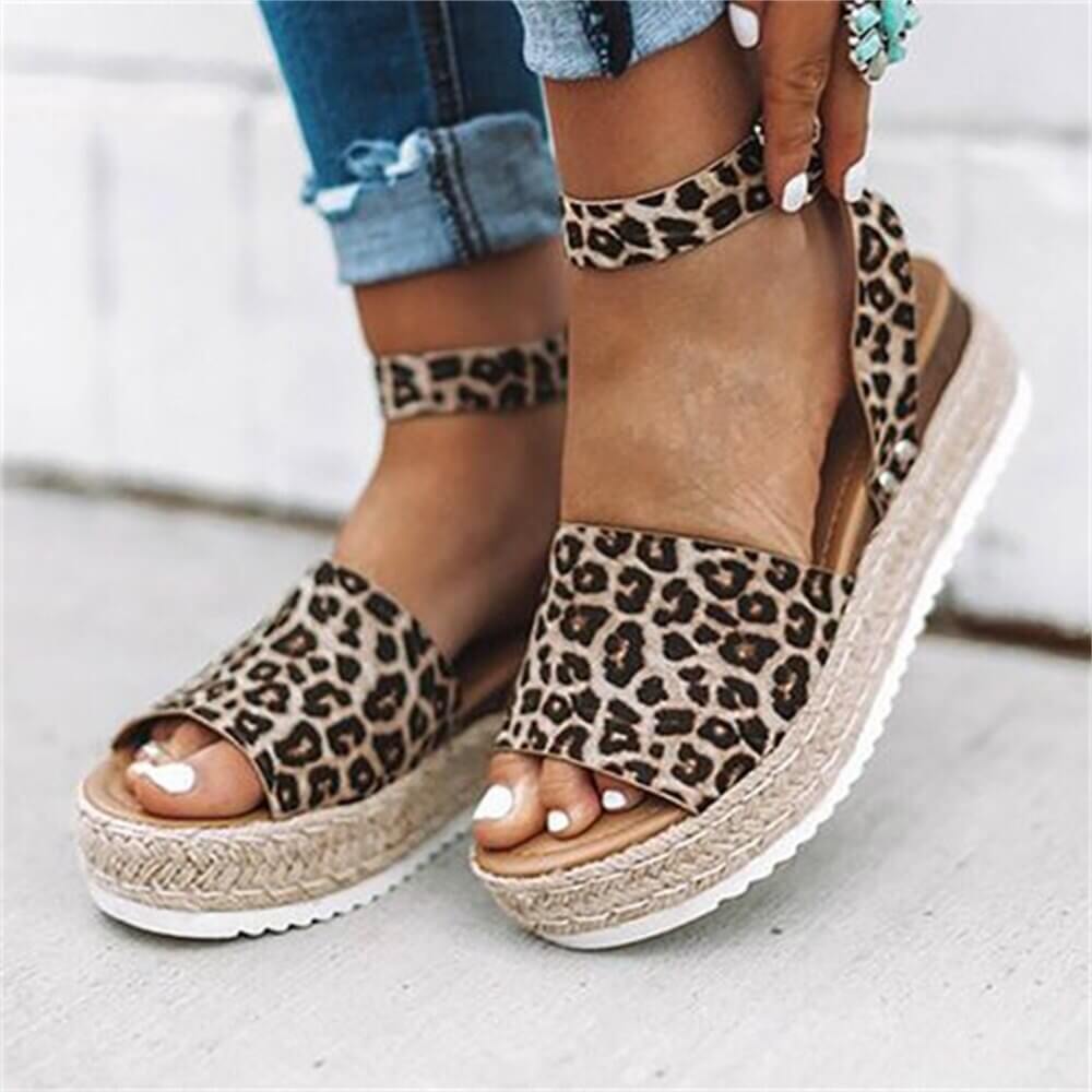 Moteriktige kilehæl sandaler for damer. Komfortable sommer espadriller med plattform.