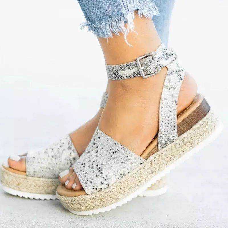 Kvinner plattform espadrillesandaler. Moderne kilehæl og ankelstropp for sommer.