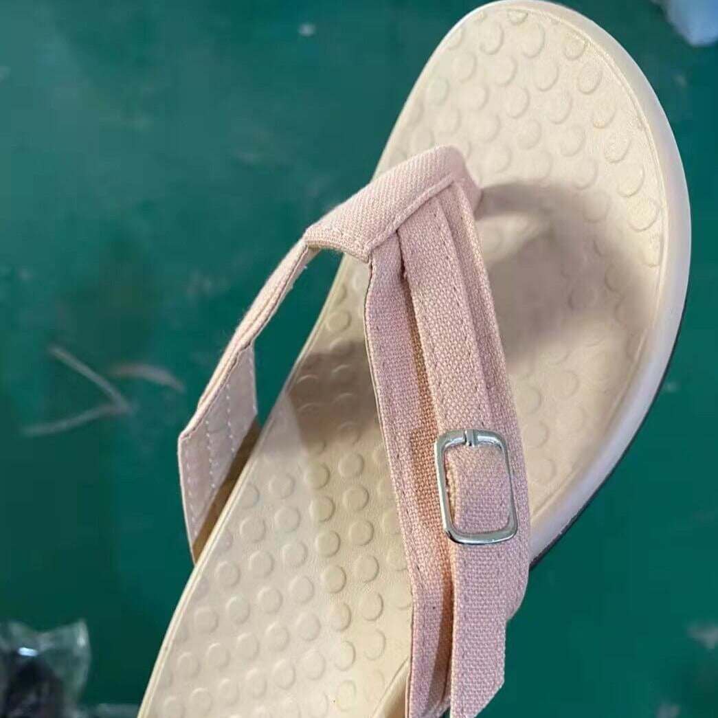 Ortopediske sandaler for flate føtter, gir kvinner smertelindring om sommeren.