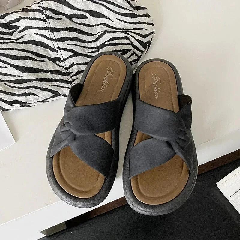 Lette innetøfler for kvinner, sklisikre slip-ons med myk komfort for sommerbruk.
