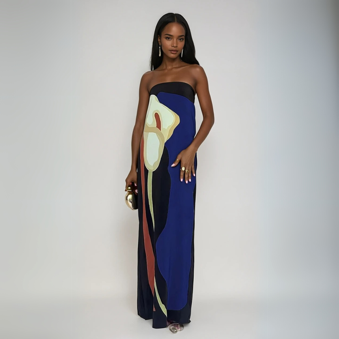 Elegant strapless maxikjole for kvinner, fargerikt kunstnerisk trykk. Ideell som strandkjole eller festkjole.