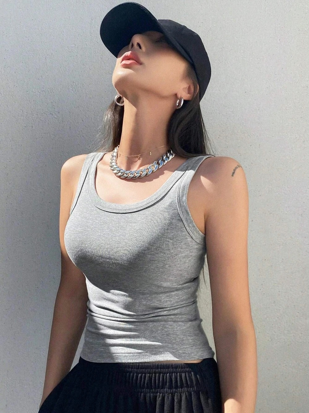 Svart strikket camisole tanktopp for kvinner. Tidløs og komfortabel hverdagsmote.