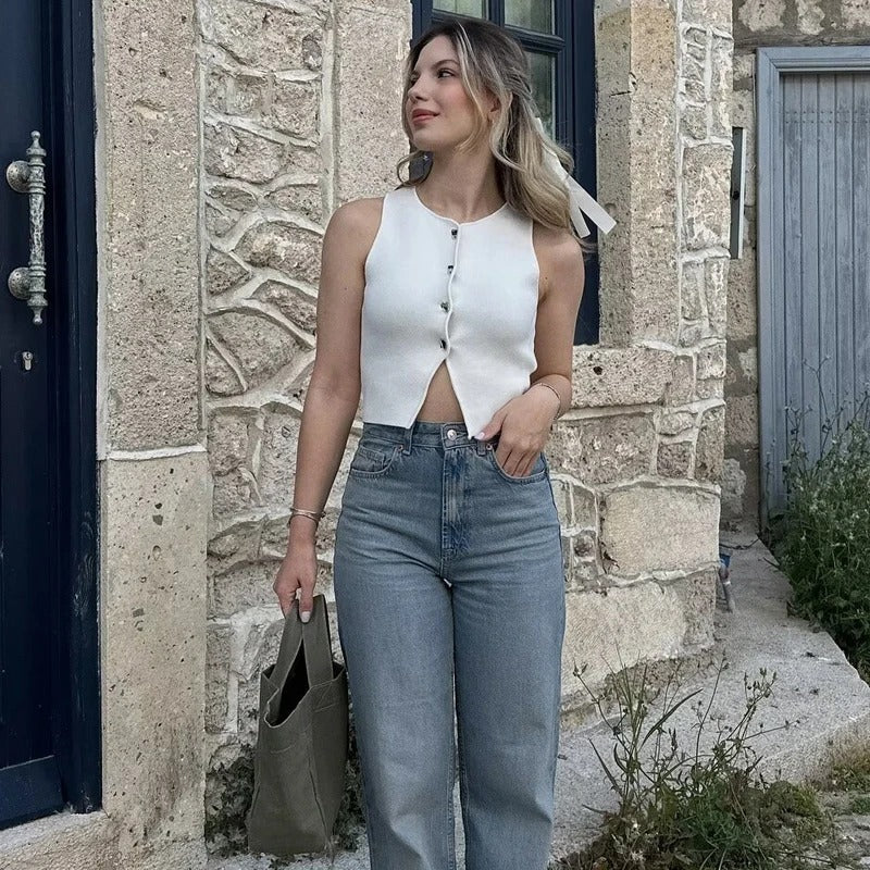 Elegant strikket crop bluse for kvinner med knapper, perfekt for en chic hverdagsstil.