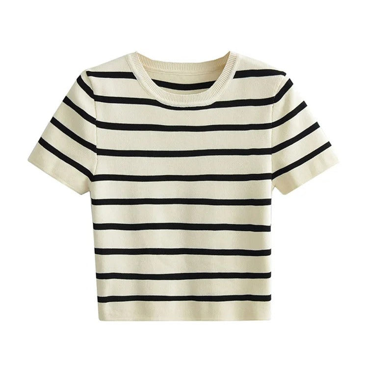Kvinner strikket stripete cropped topp med O-hals og korte ermer. Perfekt sommertopp for hverdagsstil.