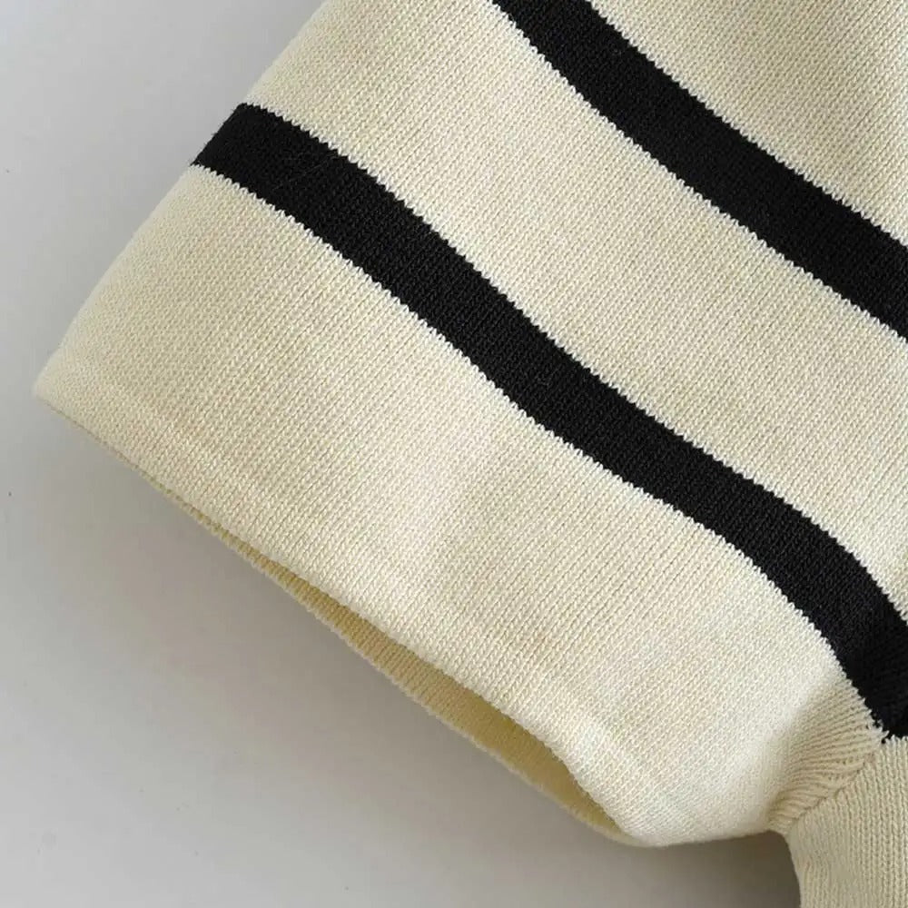 Kvinner strikket stripete cropped topp i fokus. En elegant O-hals topp for motebevisste.