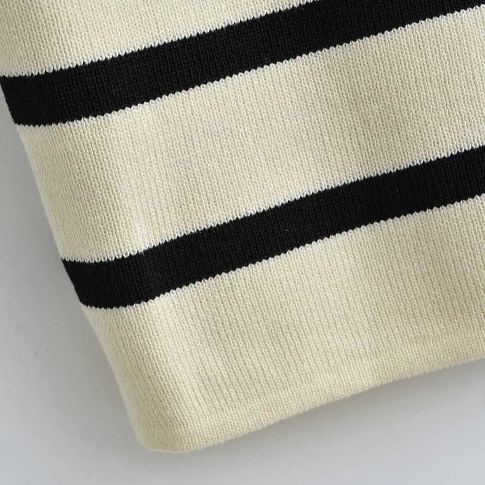 Høy kvalitet strikket stripete cropped topp for kvinner. Viser detaljer i strikket design og kort erm.