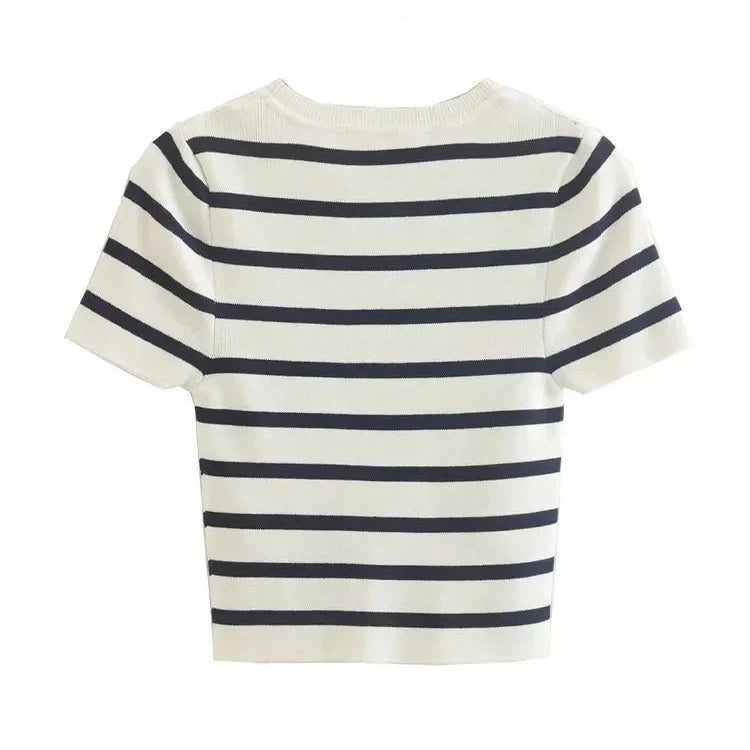 Allsidig strikket stripete cropped topp for kvinner. Lett å style for en trendy og uformell look.