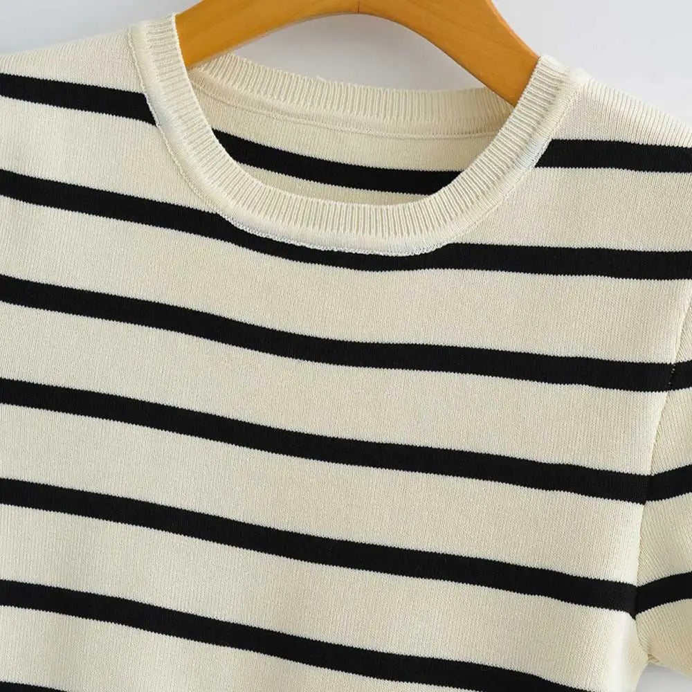 Moderne strikket cropped topp for kvinner med stilige striper. Perfekt for å følge de siste sommertrendene.