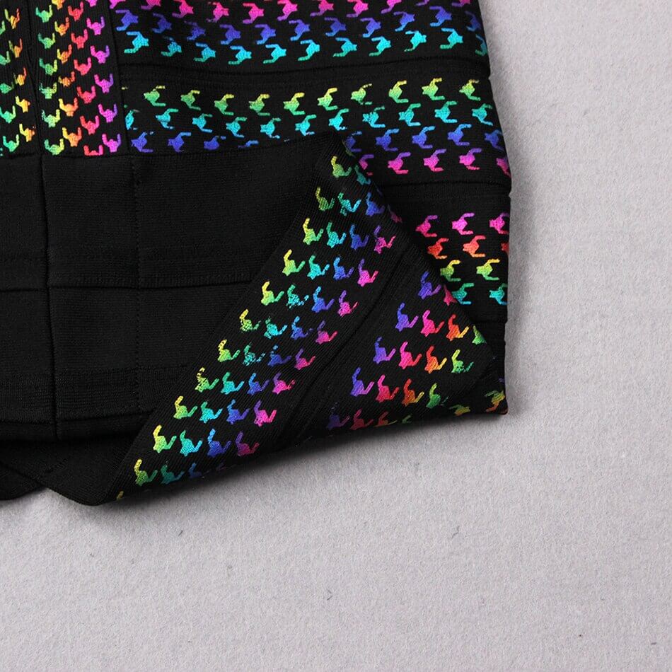 Moderne stripet bodycon minikjole for kvinner. Elegant partykjole med tettsittende passform.