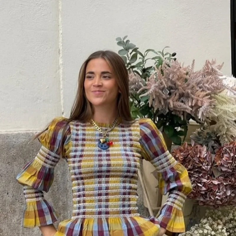 Slim fit kvinnet-skjorte med detaljerte rutete puffermer for en moderne og stilig look.