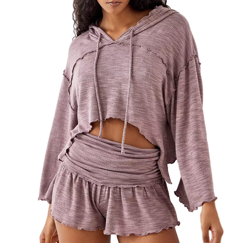 Kvinner to-delt sett: lilla langermet cropped topp og hvit flagrende høy midje shorts. Avslappet sommerklær.