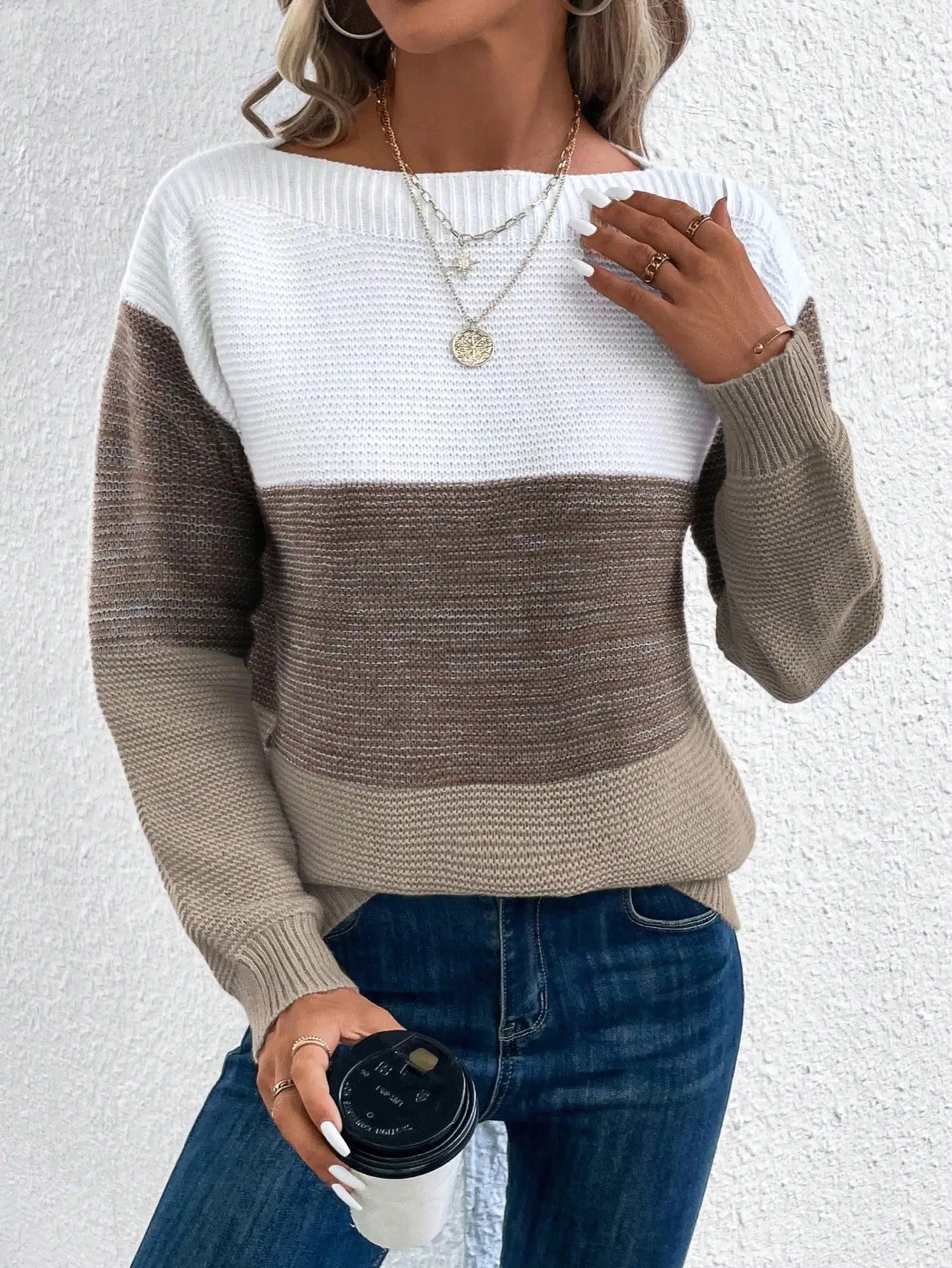 Essensiell kvinnemote: Trefarget patchwork genser, et must-have for vintergarderoben.