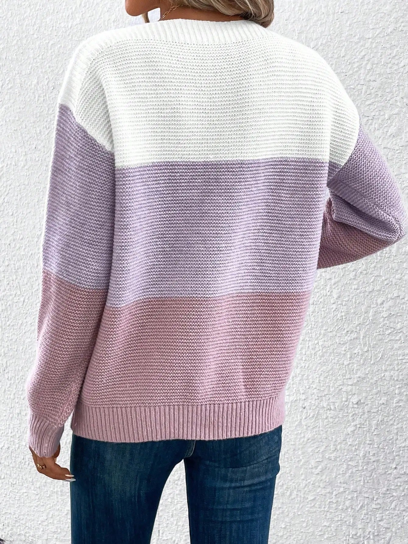 Nærbilde av stoffteksturen på den trefargede patchwork damegenseren, komfortabelt design.