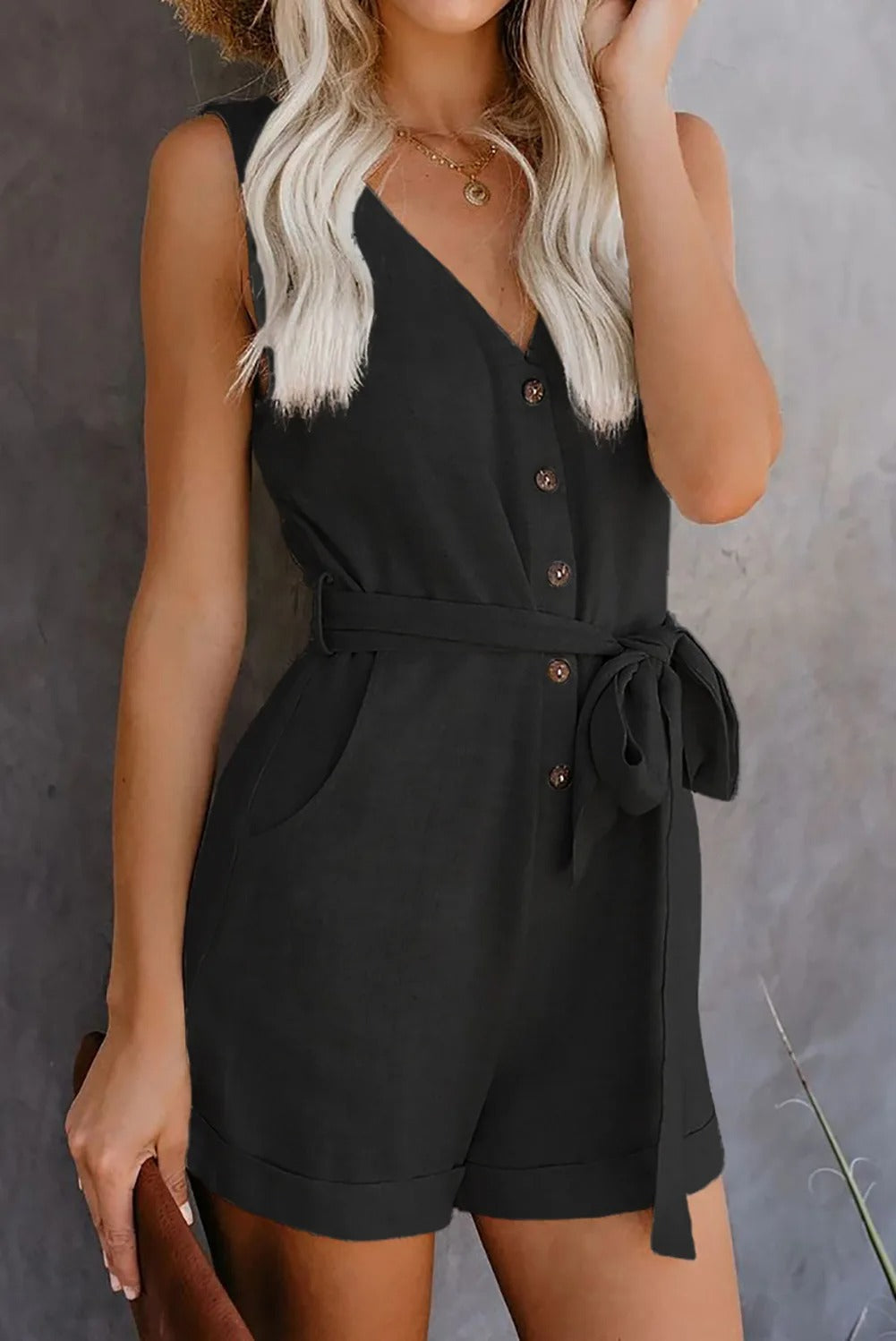 Myk og komfortabel V-hals dame jumpsuit, perfekt for sommerdager og kvelder.