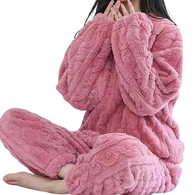 Mykt og komfortabelt dame nattøy i fleece, et varmt pyjamassett for kalde kvelder. Inkluderer bukse og genser.