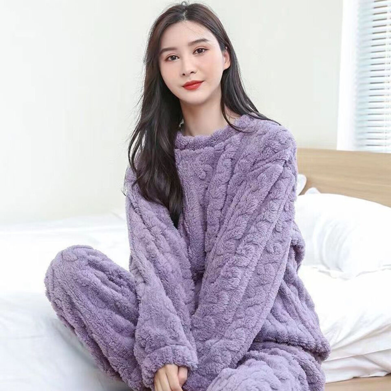 Detaljbilde av myk fleece på et varmt pyjamassett for kvinner, fremhever tekstur og komfort for nattøy.