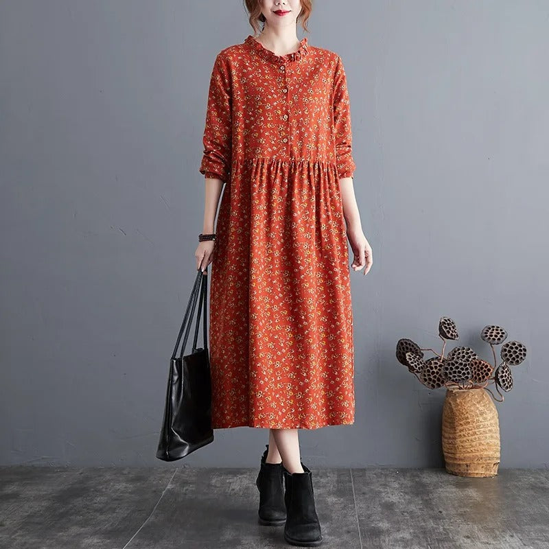 Feminin blomstret volangkjole. Vintage design med lange ermer for kvinner. Elegant og komfortabel hverdagskjole.