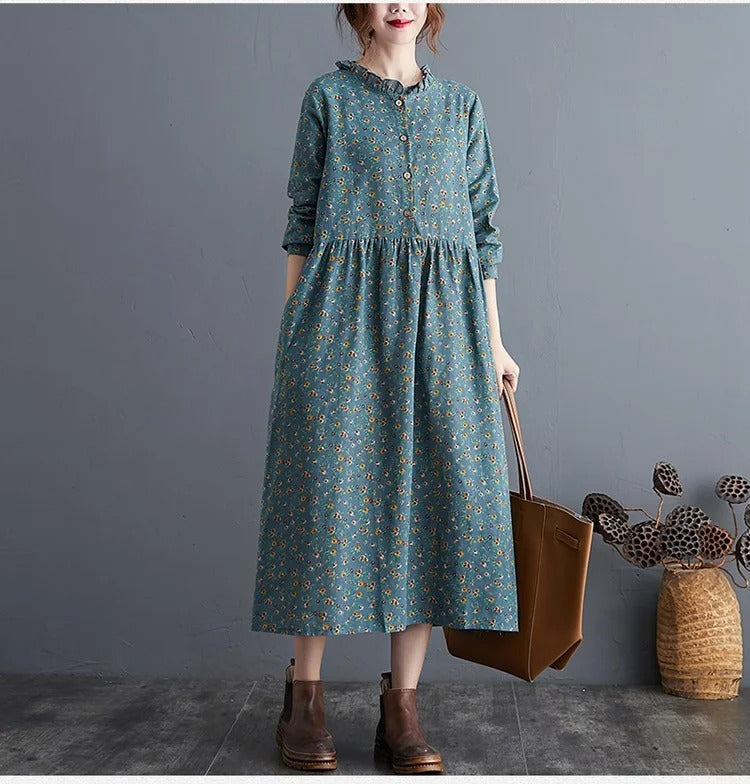 Vakker vintage damekjole med blomstermønster og volanger. Langermet og komfortabel for en elegant stil.