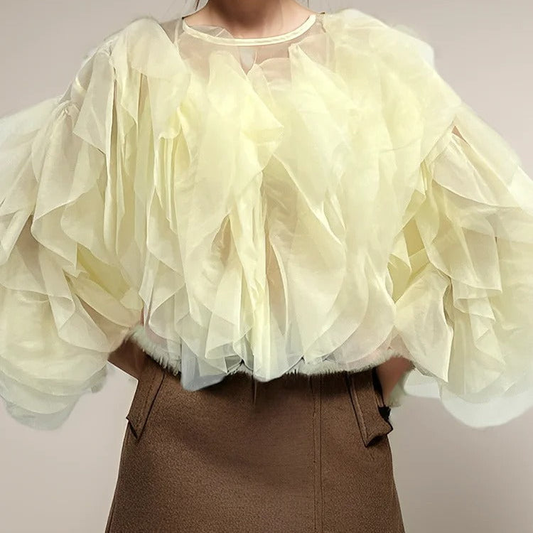 Komfortabel O-hals skjorte for kvinner, med elegante volanger og lange ermer. Ideell for casual stil.