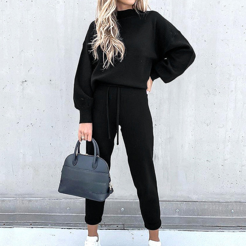 Kvinne slapper av i trendy 2-delt loungewear sett med ballongermer og justerbar midje for optimal komfort.