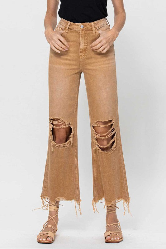 Komfortable kvinners 90-talls crop flare jeans i skinnende gull. Allsidige retro jeans for hverdagsbruk og fest.