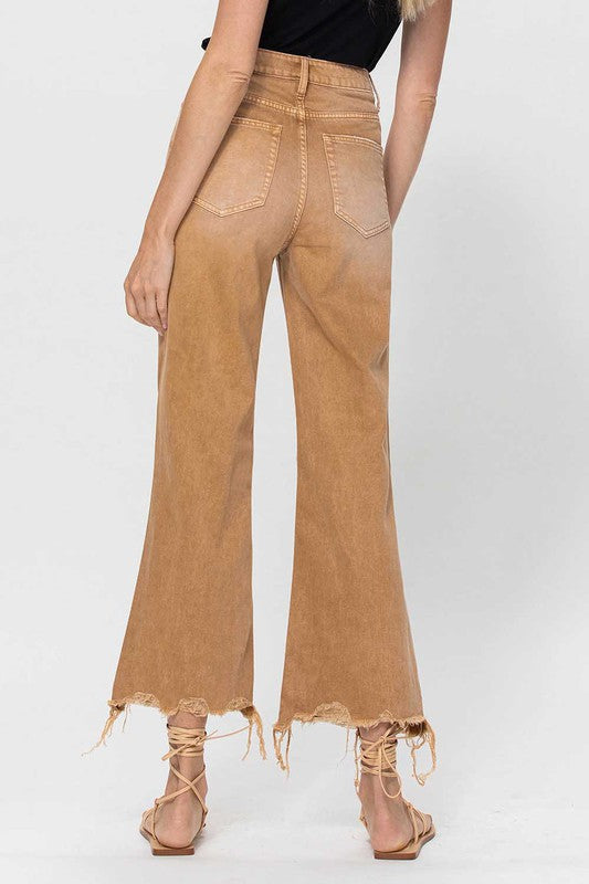 Trendy kvinners crop flare jeans i gull, inspirert av 90-tallet. Unike retro damejeans for en fashion-forward stil.