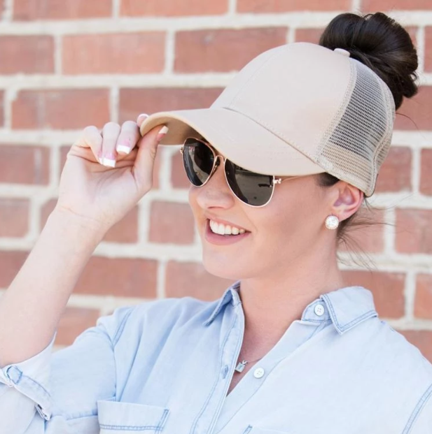 Sporty dame baseballcap med praktisk kabelhull for hestehale, ideell for sommer og fritid.