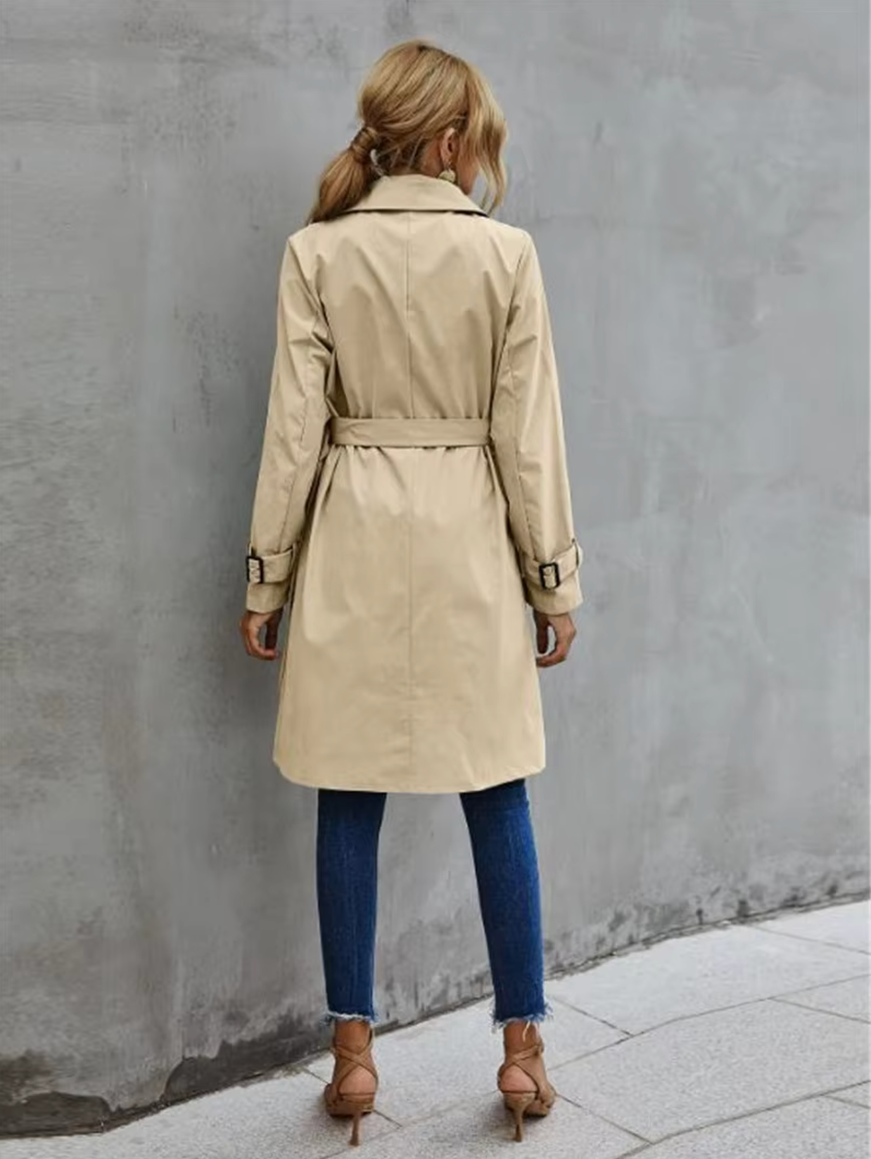 Elegant kvinners dobbelspent trenchcoat båret av modell. Perfekt lang ytterjakke for kontorstil og hverdagsbruk.