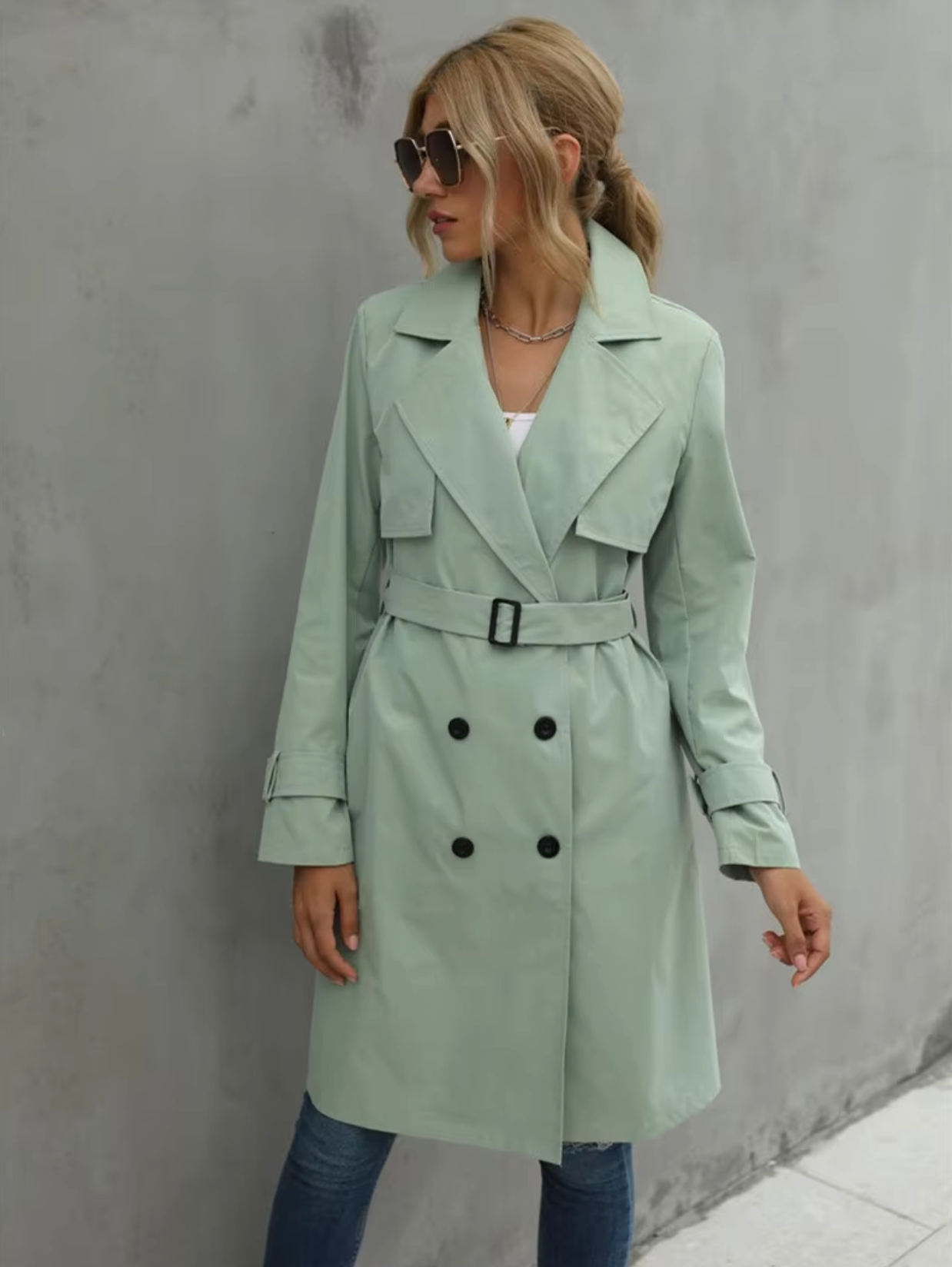 Stilig kvinners dobbelspent trenchcoat. En allsidig lang damejakke, flott for både vår og høst.