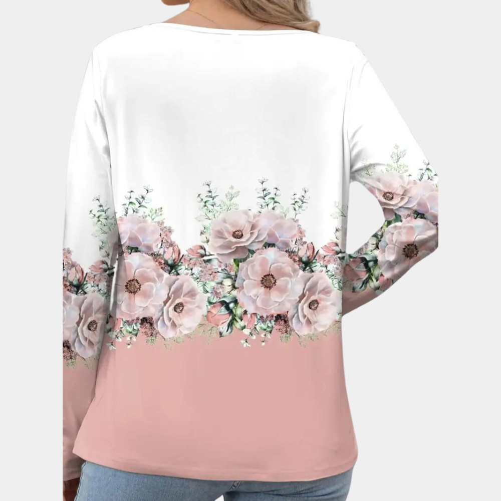 Mønstret kvinners sommerbluse med delikat blomsterprint, lange ermer og feminine detaljer.