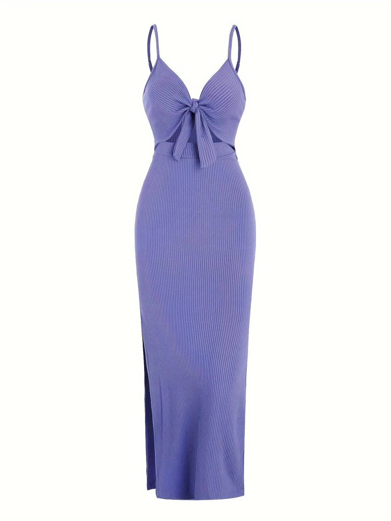 Modell iført elegant ermeløs strikket maxikjole. Komfortabel damekjole med stropper for sommer.