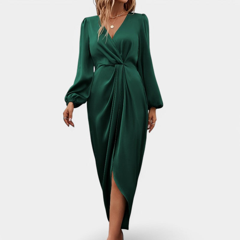 Langermet maxikjole for kvinner med høy splitt. Elegant design, perfekt for fest og spesielle anledninger.