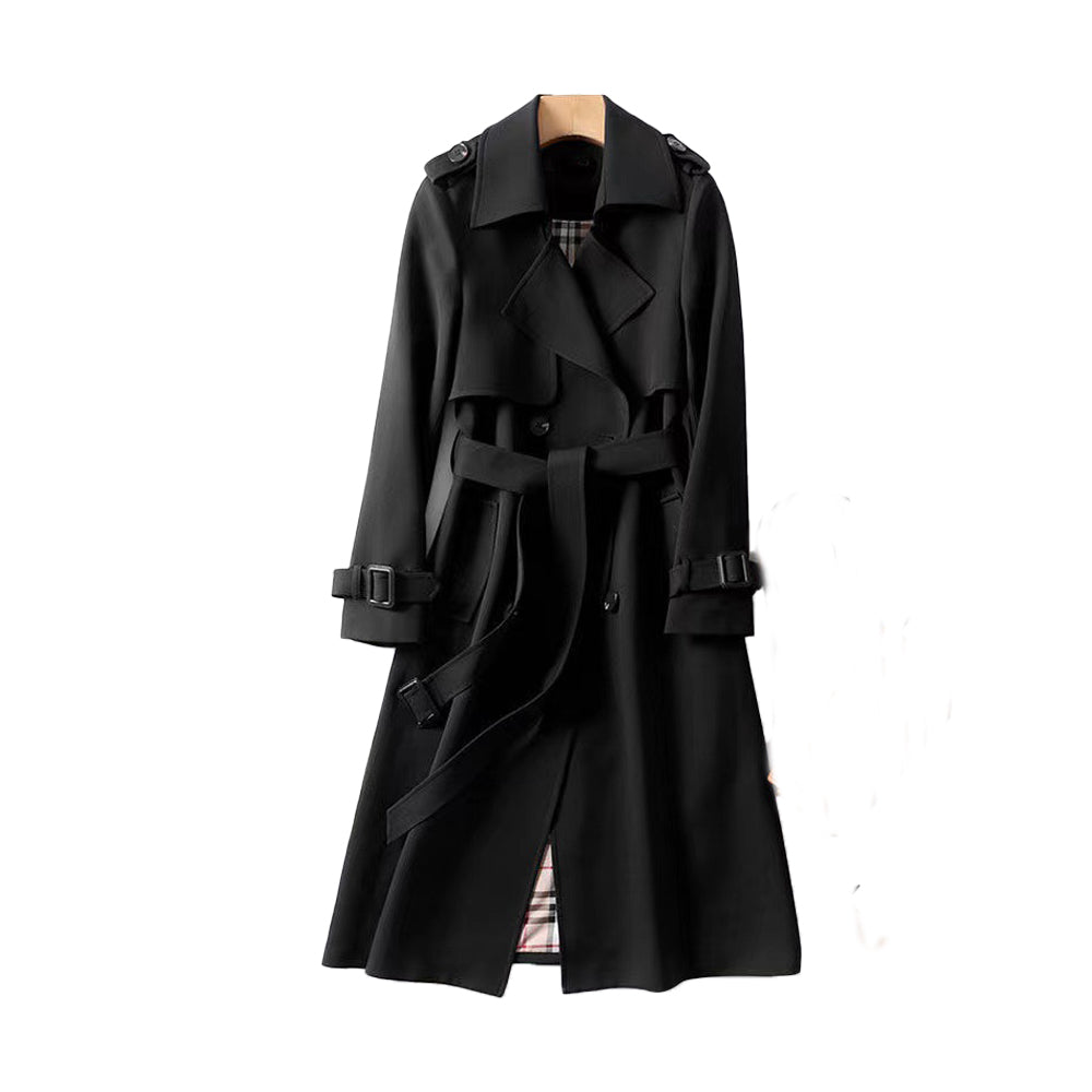 Kvinne i elegant trenchcoat med belte og dobbelknapper. En klassisk og allsidig ytterjakke for kvinner.