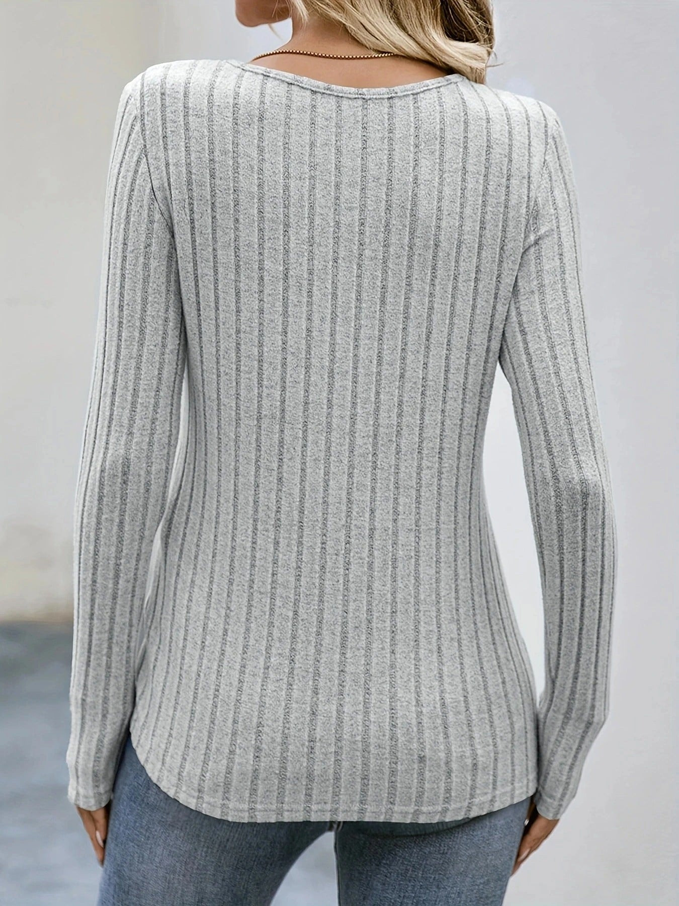 Kvinners langermet bluse med firkantet hals og knapp ned, perfekt for elegant hverdagsmote.