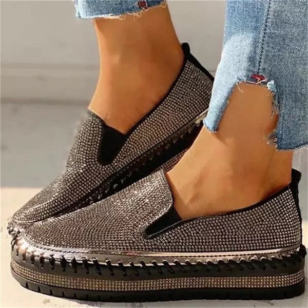 Kvinners glamorøse slip-on sko med sølvglitter, perfekt for fest eller hverdagsbruk.