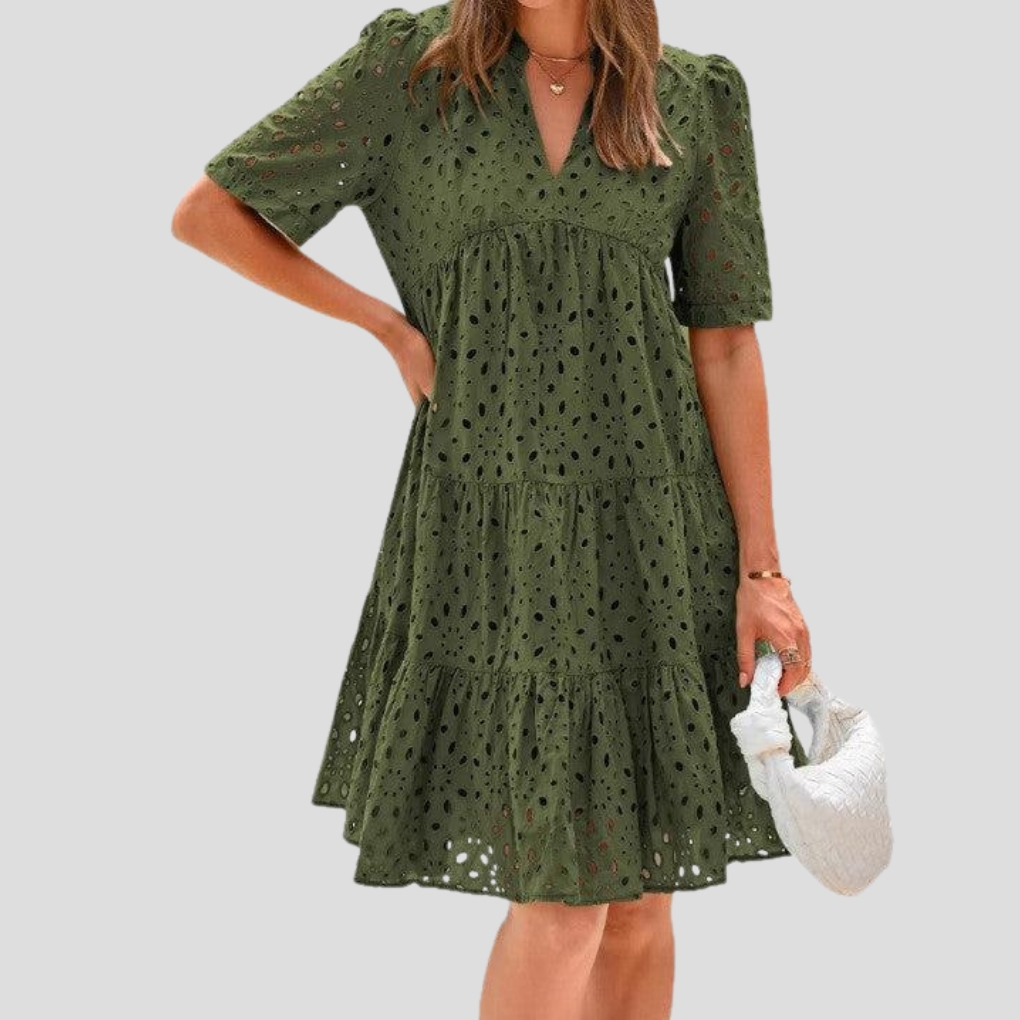 Myk og luftig kvinners heklet sommerkjole, ermeløs maxikjole i boho-stil, perfekt for ferie.