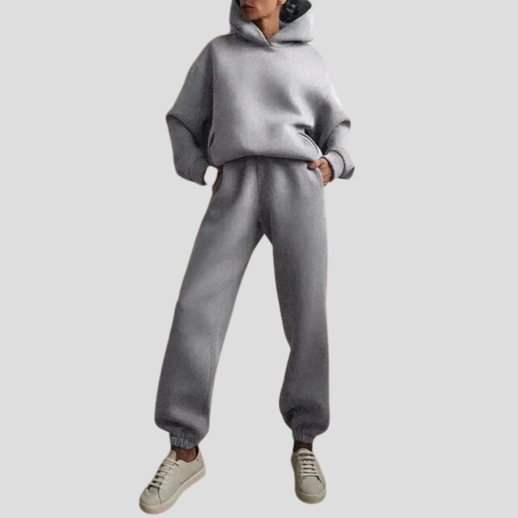 Vinterklær: Trendy fleece sett for kvinner med hettegenser og matchende joggebukse.