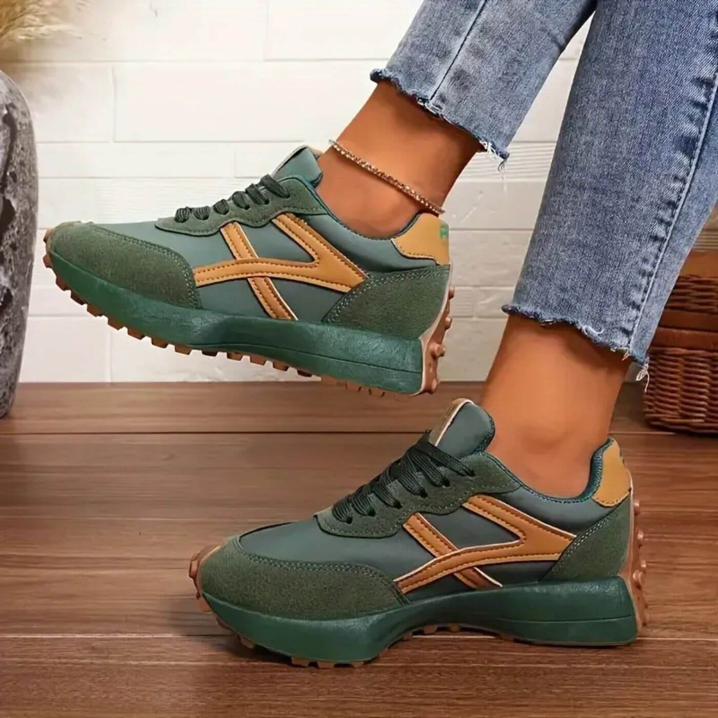Stilige kvinners sportssko. Fleksible og lettvekt joggesko, perfekt for trening, fritid og en moderne stil.