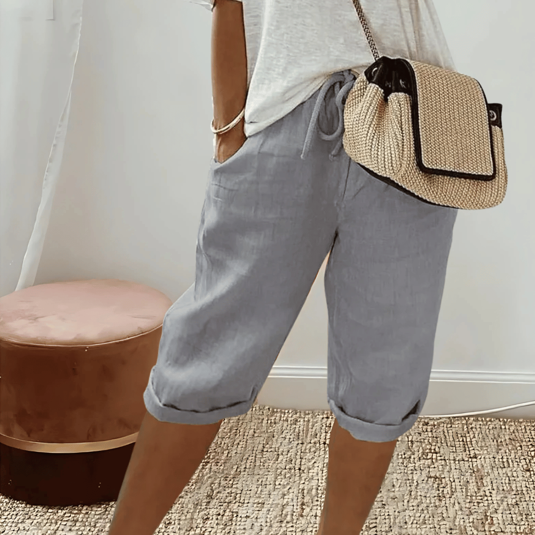 Dame haremshorts med elastisk midje og snøring. Løs passform sommershorts for avslappet fritid.